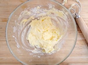 mezclar la mantequilla y azúcar