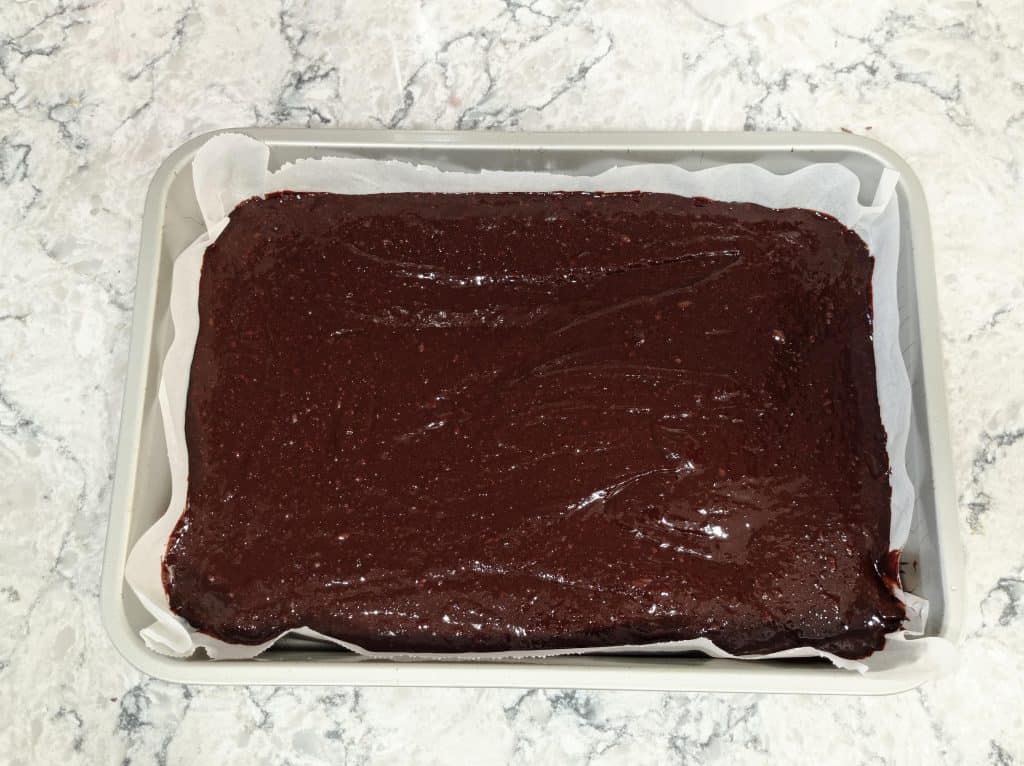 masa de brownies en el molde forrado