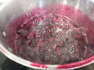salsa de arándanos hirviendo en la estufa