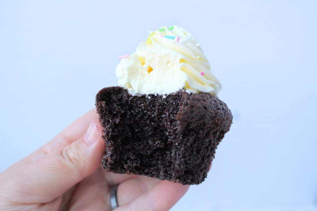 cupcake de chocolate con buttercream en mano