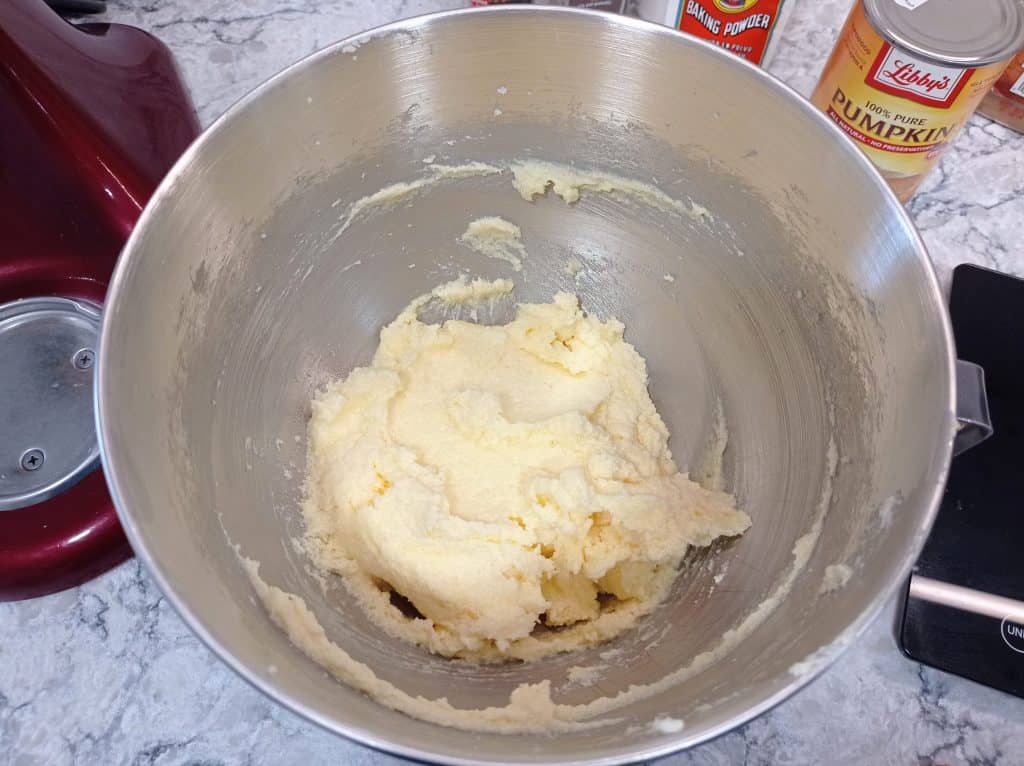 mantequilla y azúcar mezclados en un tazón