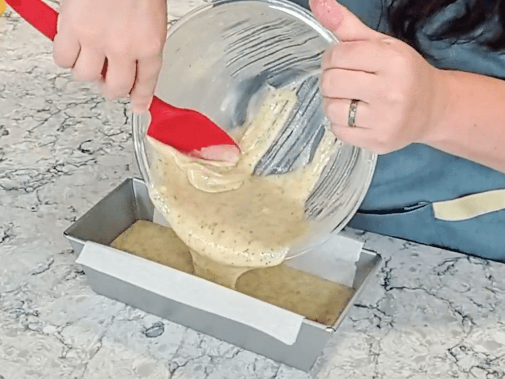 verter la masa del bizcocho en el molde preparado