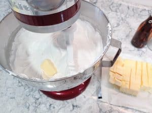 añadiendo los trozos de mantequilla en el merengue