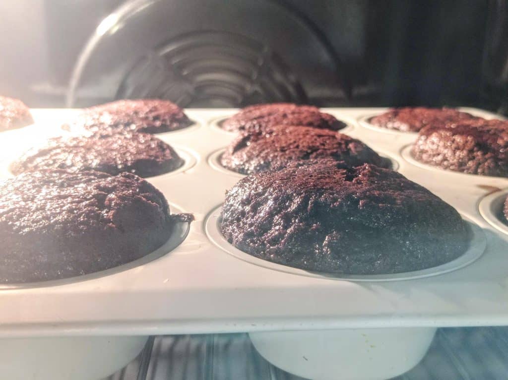 cupcakes de chocolate en el horno