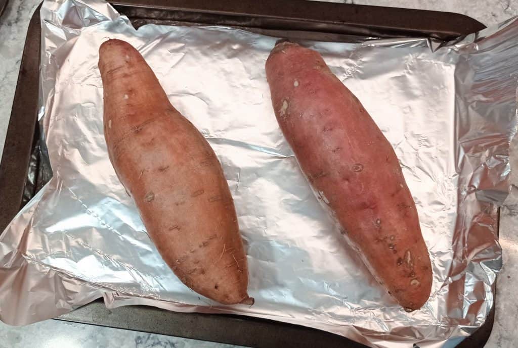 dos batatas en una bandeja de horno