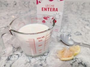 leche y limón para hacer buttermilk