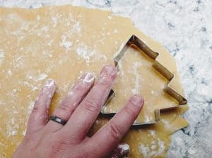 cortar masa de galletas de azúcar