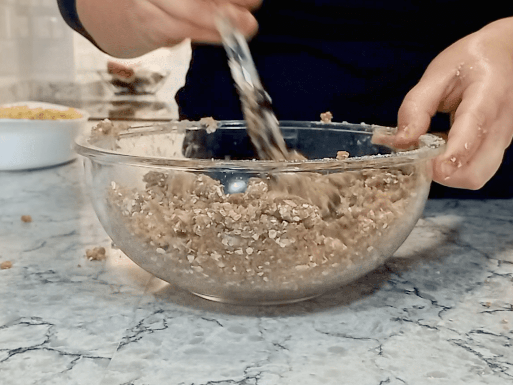 mezclando el topping de avena