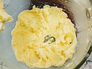la mantequilla y azúcar mezclado