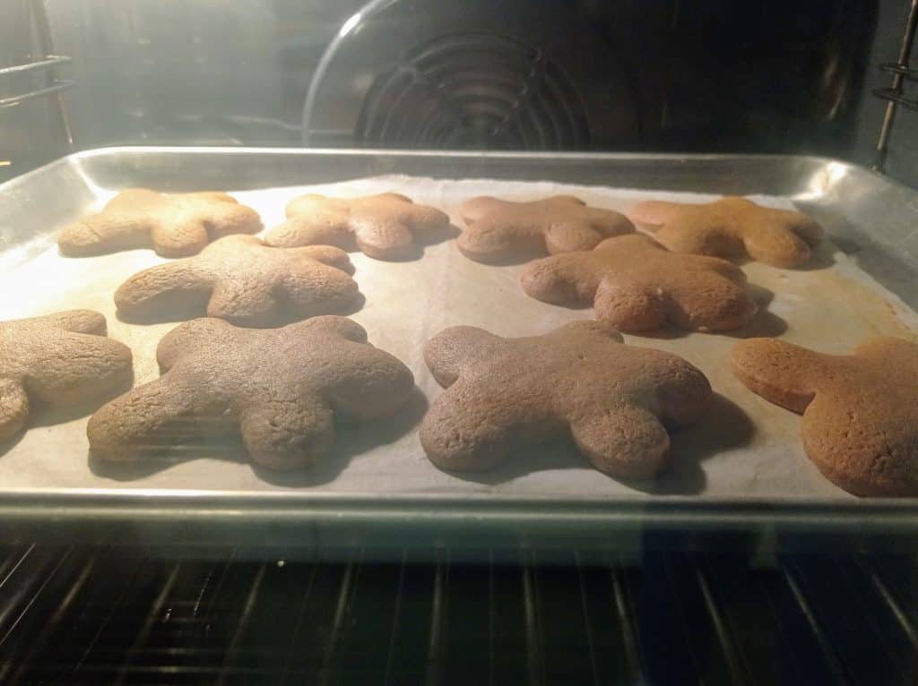galletas de jengibre en el horno