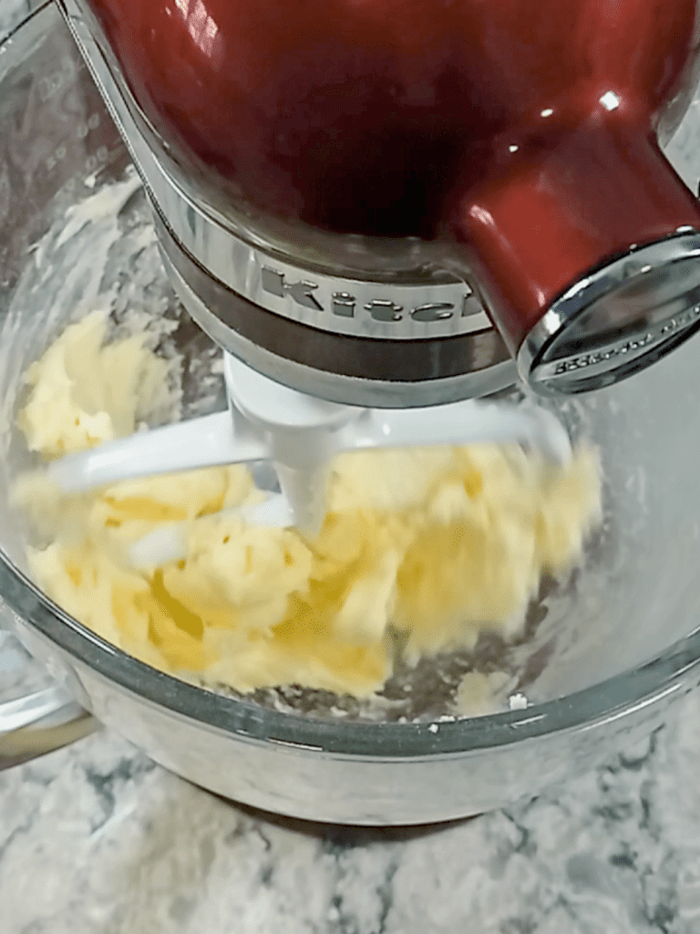 mantequilla y azúcar en el tazón