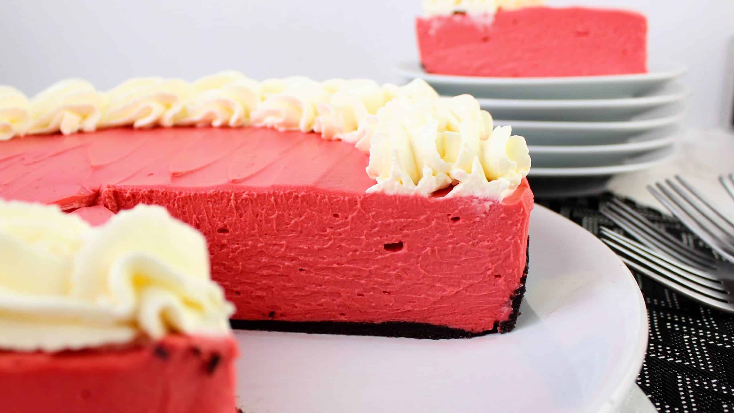 cheesecake de red velvet sin horno en un plato