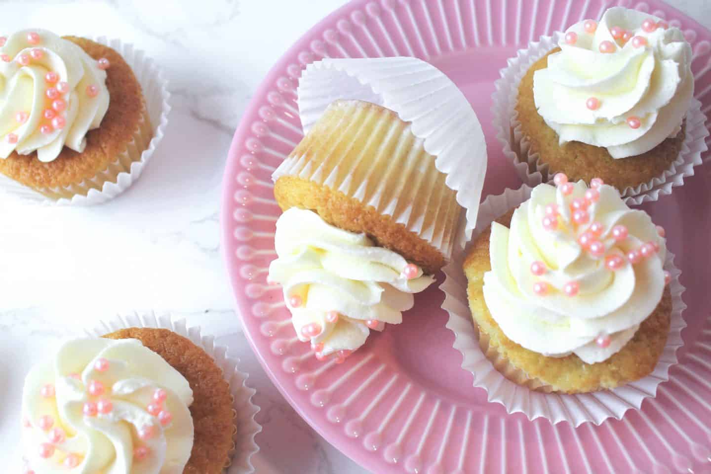 Cupcakes de Vainilla Esponjosos con Buttercream Receta Americana