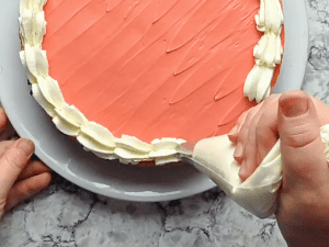decorando el cheesecake con nata montada