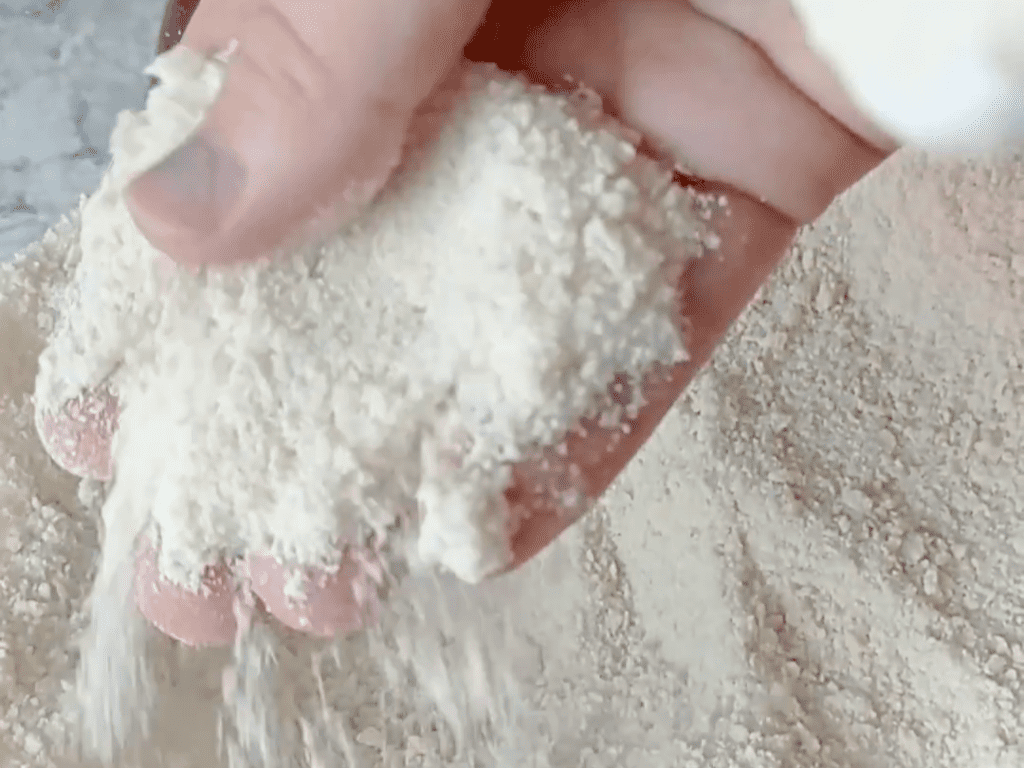 textura de arena con la mantequilla en los ingredientes secos