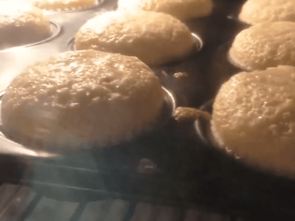 cupcakes de vainilla en el horno