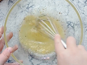 batiendo los ingredientes en el bol