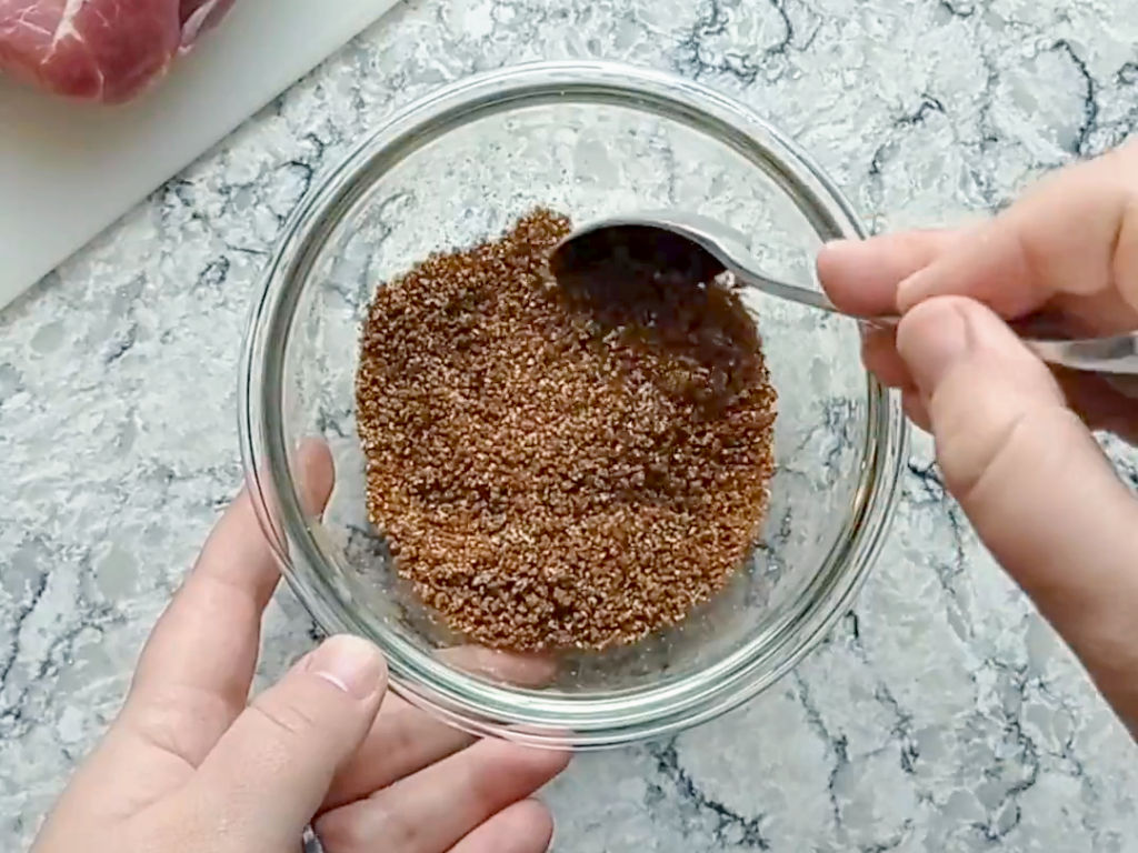 mezclando las especias en un bol