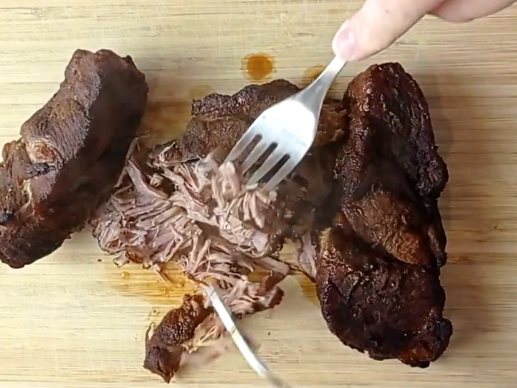 desmenuzando la carne con tenedores