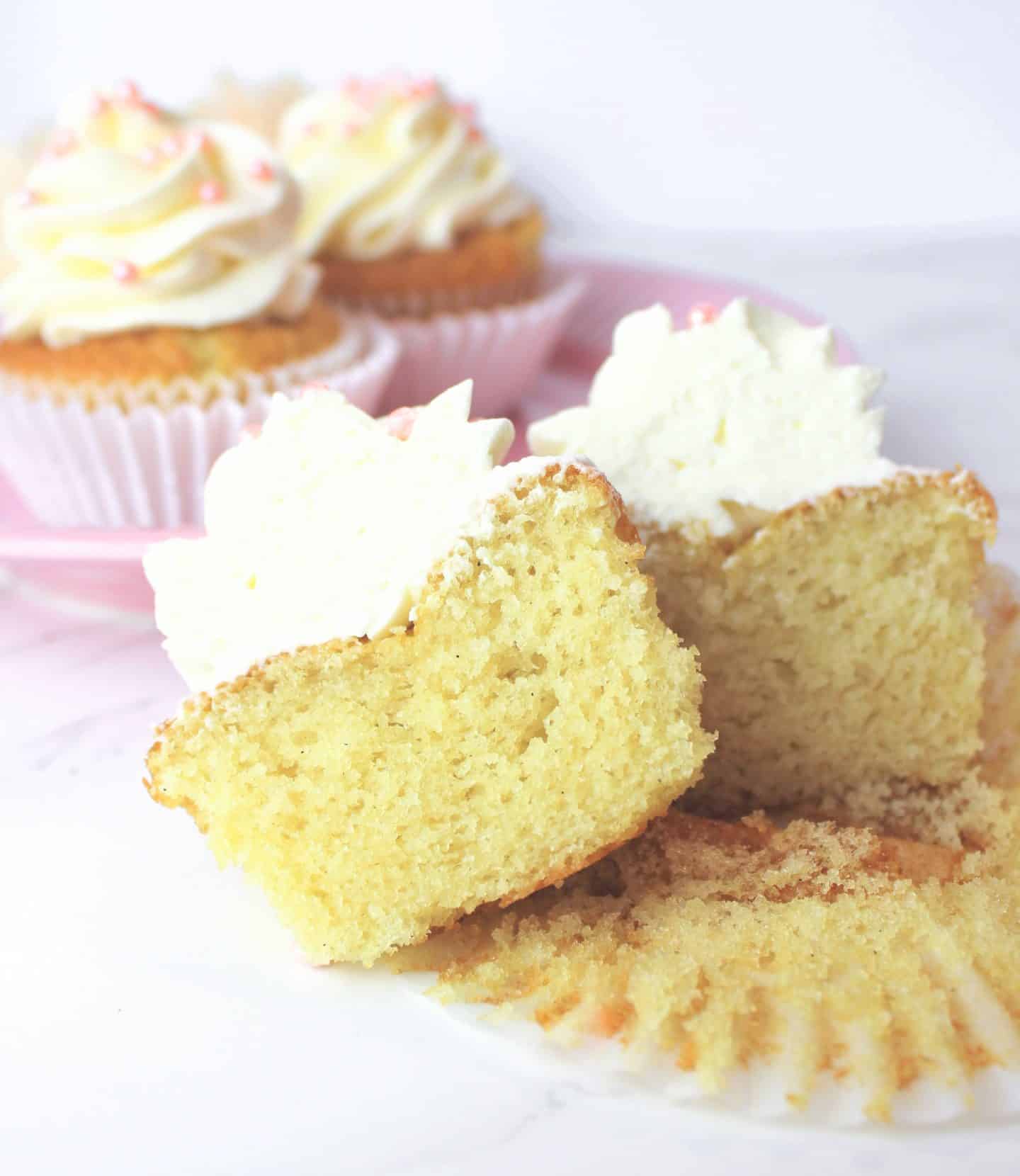 Cupcakes de Vainilla Esponjosos con Buttercream Receta Americana