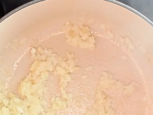 la olla con la cebolla troceada