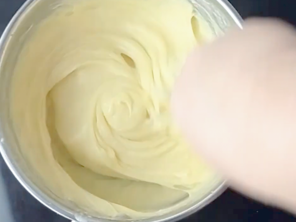 la crema espesando en una olla