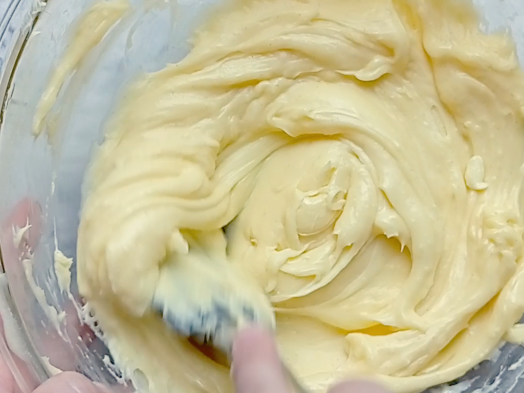 mezclando la mantequilla en la crema pastelera