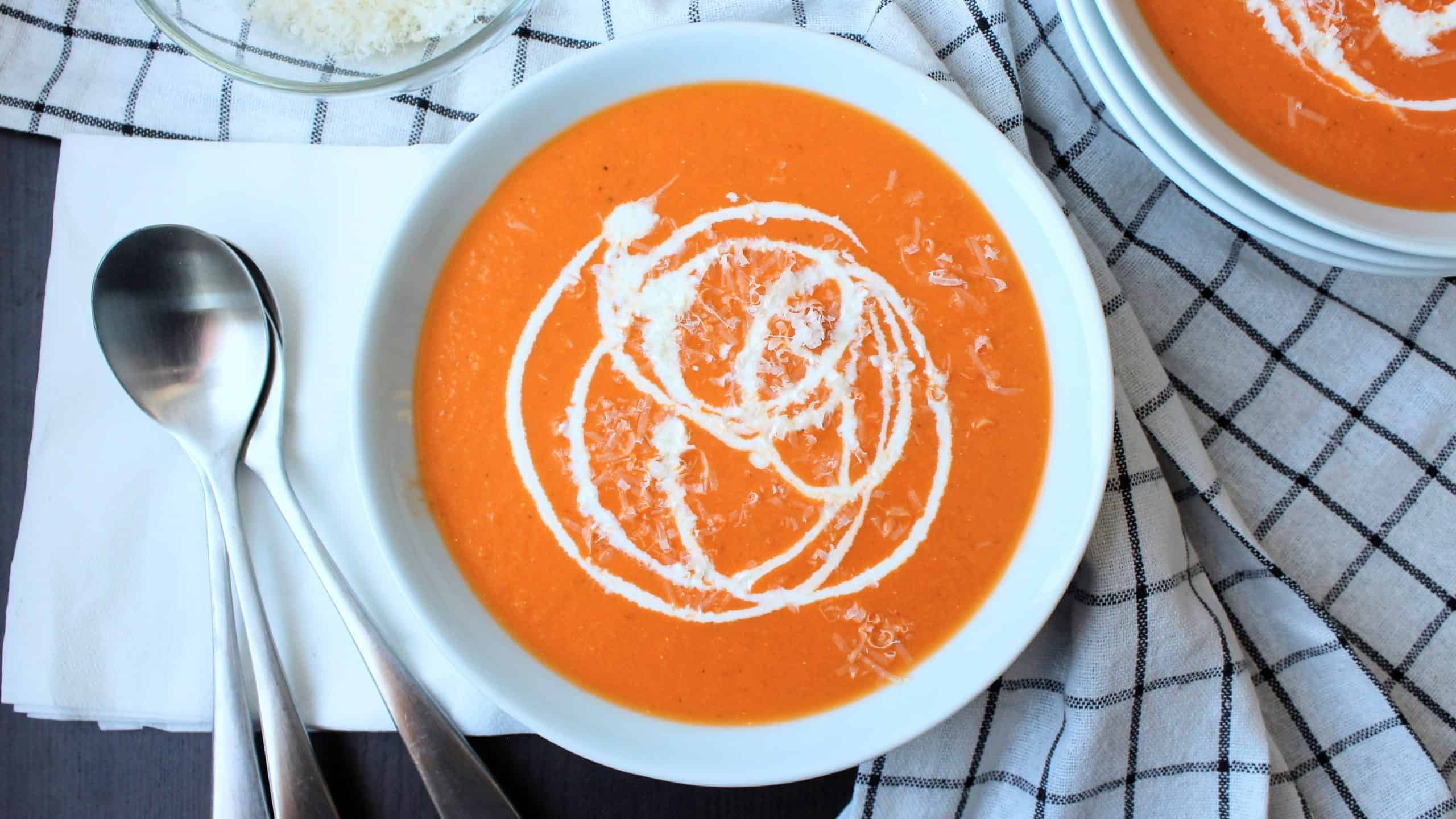 la mejor sopa cremosa de tomate en un bol en la mesa