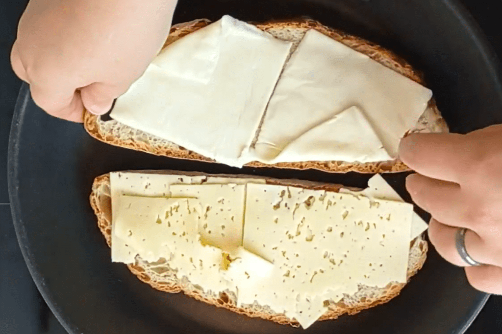 colocando los panes con queso en la sartén