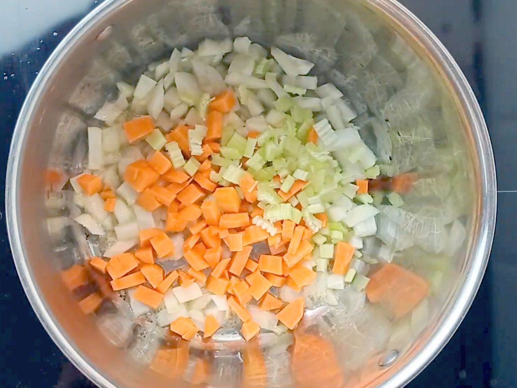 cocinando las verduras aromáticas