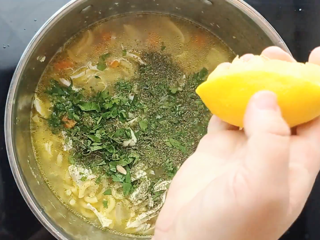 exprimiendo el limón en la olla