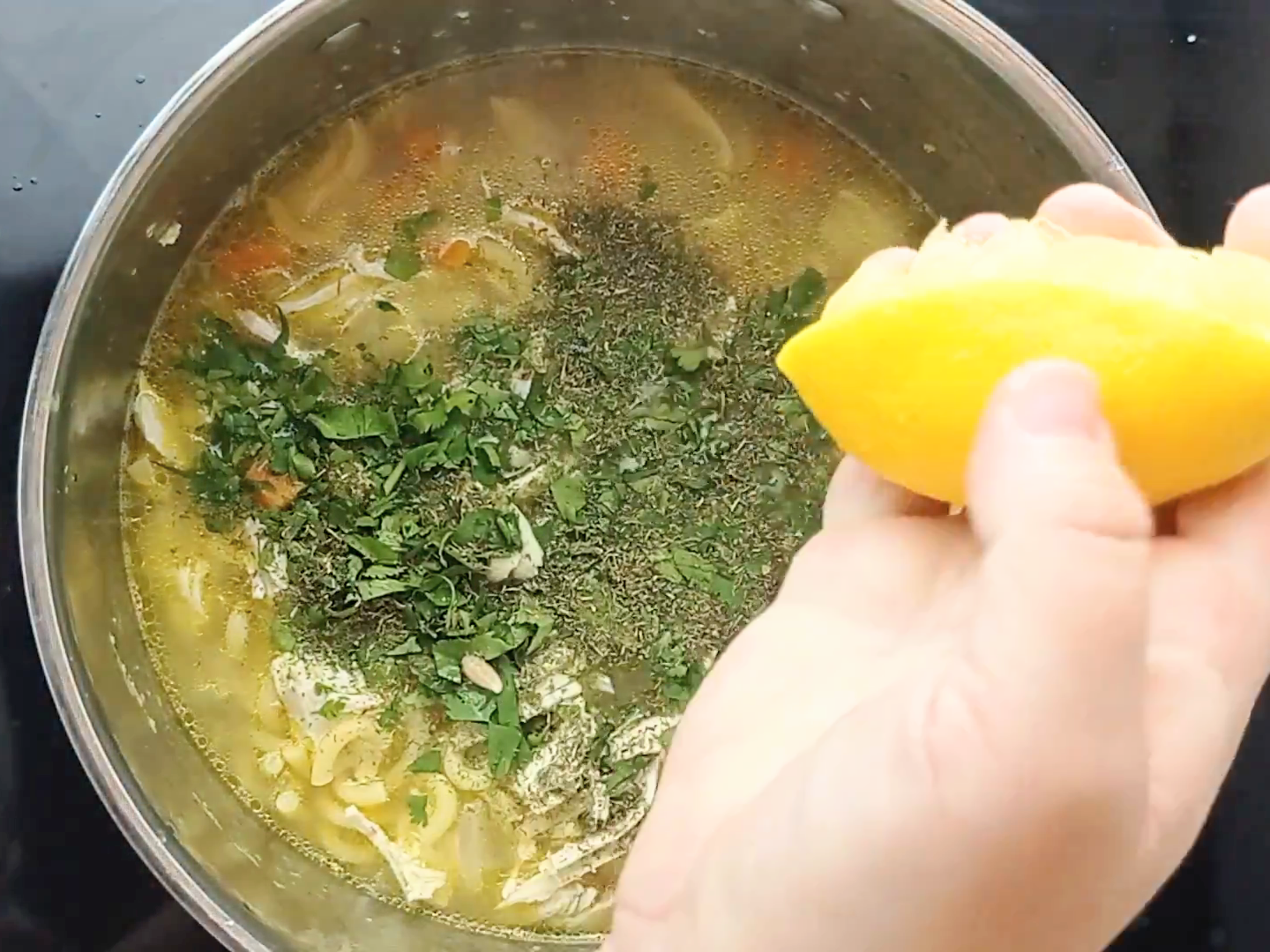 Sopa de Pollo con Fideos y Verduras (Chicken Noodle Soup) - Receta Americana