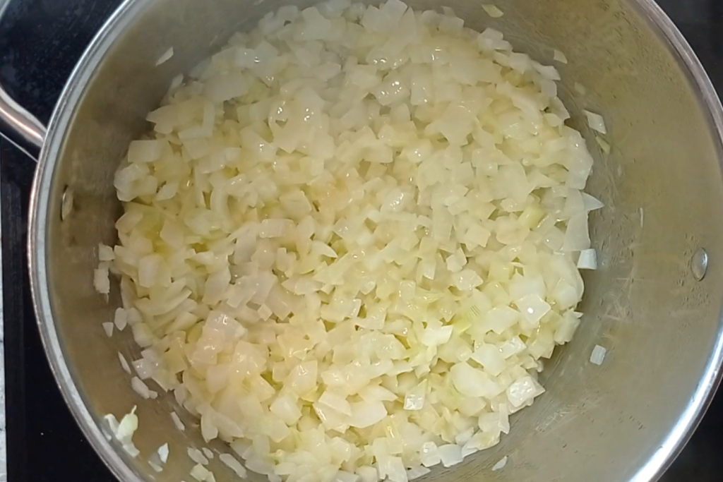 cocinando suavemente las cebollas