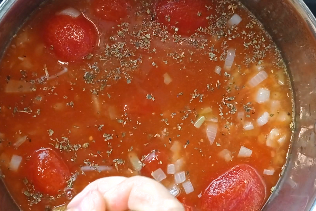 tomates y especias en la mezcla