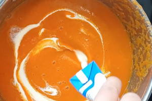 añadiendo la nata