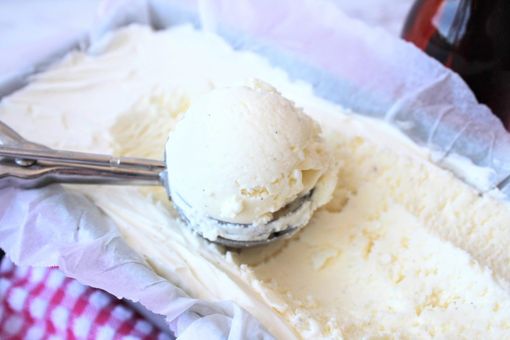 una bola de helado casero en una cuchara de helado