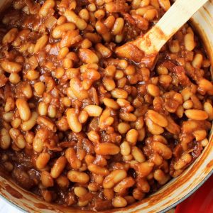 los mejores baked beans caseros en una olla grande