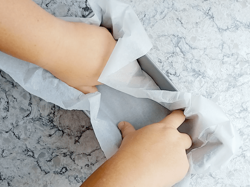 forrando el molde plano con papel pergamino