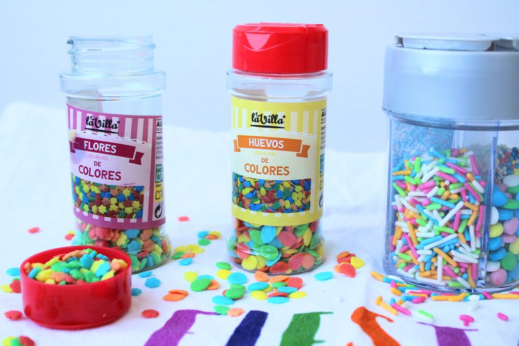 sprinkles y fideos de colores apto para una tarta de confeti