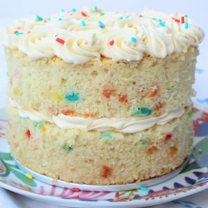 un mini tarta de cumpleaños con confeti en un plato