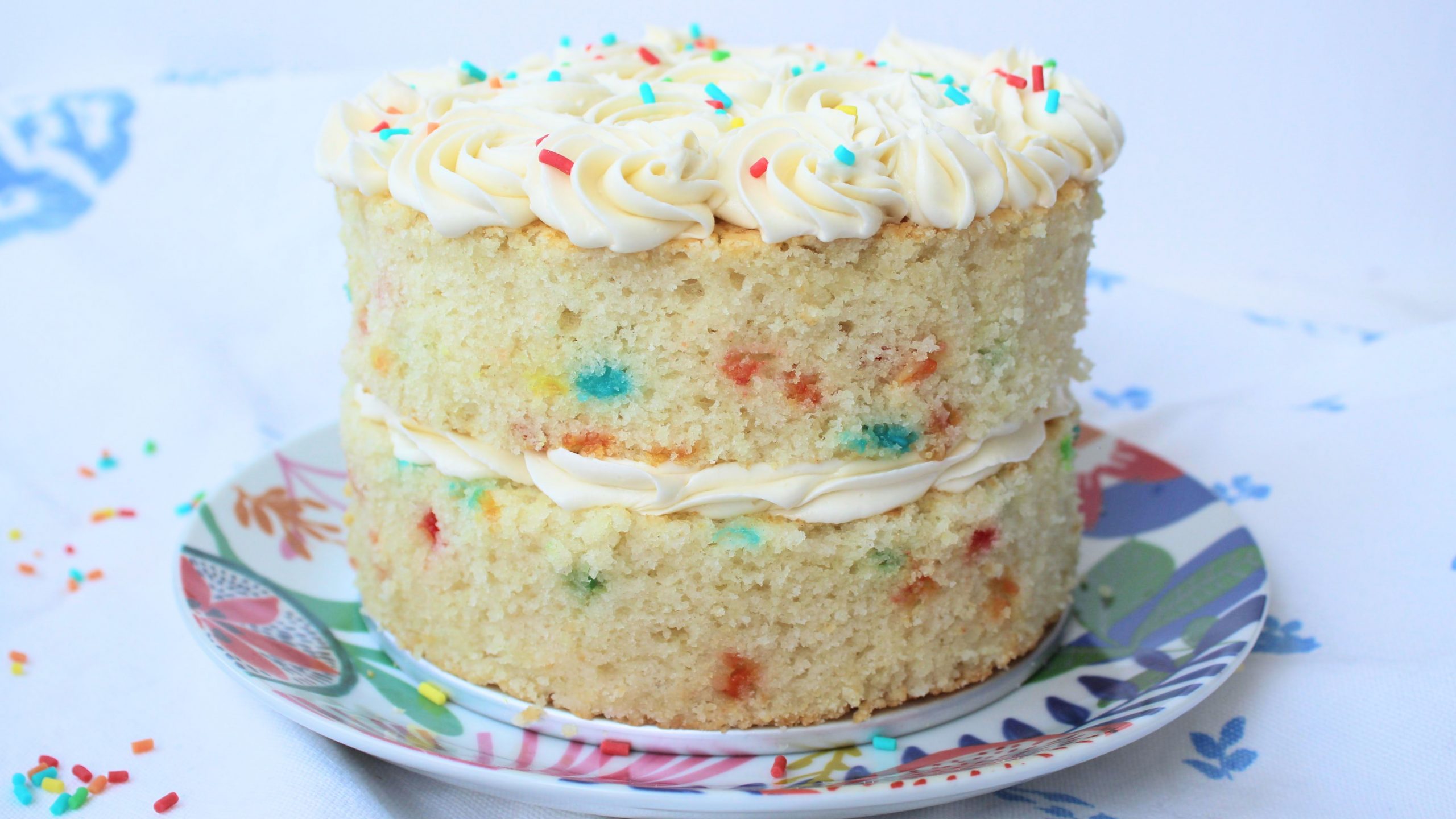Tarta de Cumpleaños Confeti Sprinkles) - Receta Americana