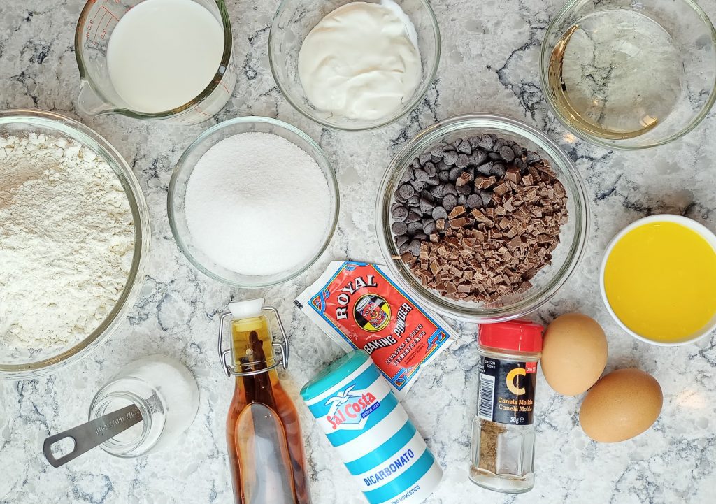 los ingredientes para hacer magdalenas con chispas de chocolate