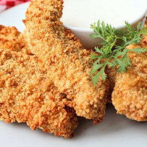 los mejores fingers de pollo caseros en un plato para servir