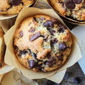 los mejores muffins con chispas de chocolate en la encimera