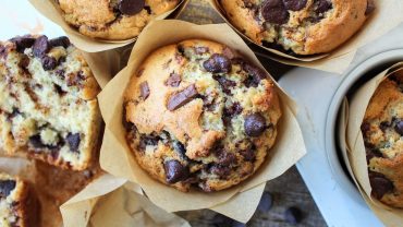 los mejores muffins con chispas de chocolate en la encimera