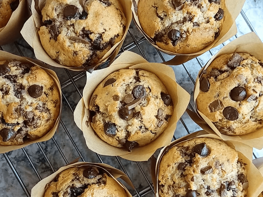 los muffins recién hechos en una rejilla para enfriar