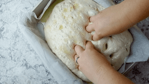 usando los dedos para hacer hoyuelos en la masa