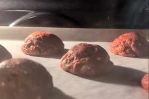 las galletas red velvet en el horno