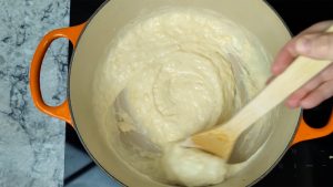 empezando a derretir el queso rallado en la salsa bechamel