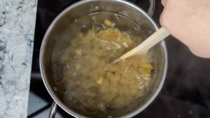 macarrones cociendo en agua caliente